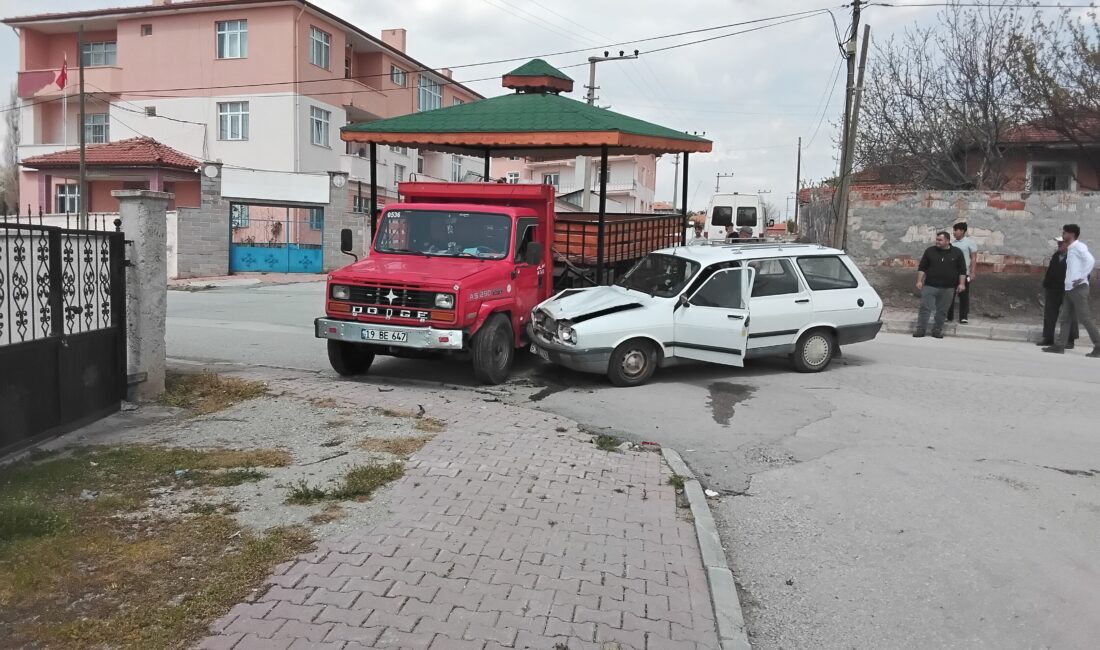 Çorum’un Alaca ilçesinde otomobil ile kamyonun kavşakta çarpışması sonucu meydana