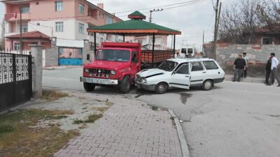 Çorum’un Alaca ilçesinde otomobil ile kamyonun kavşakta çarpışması sonucu meydana