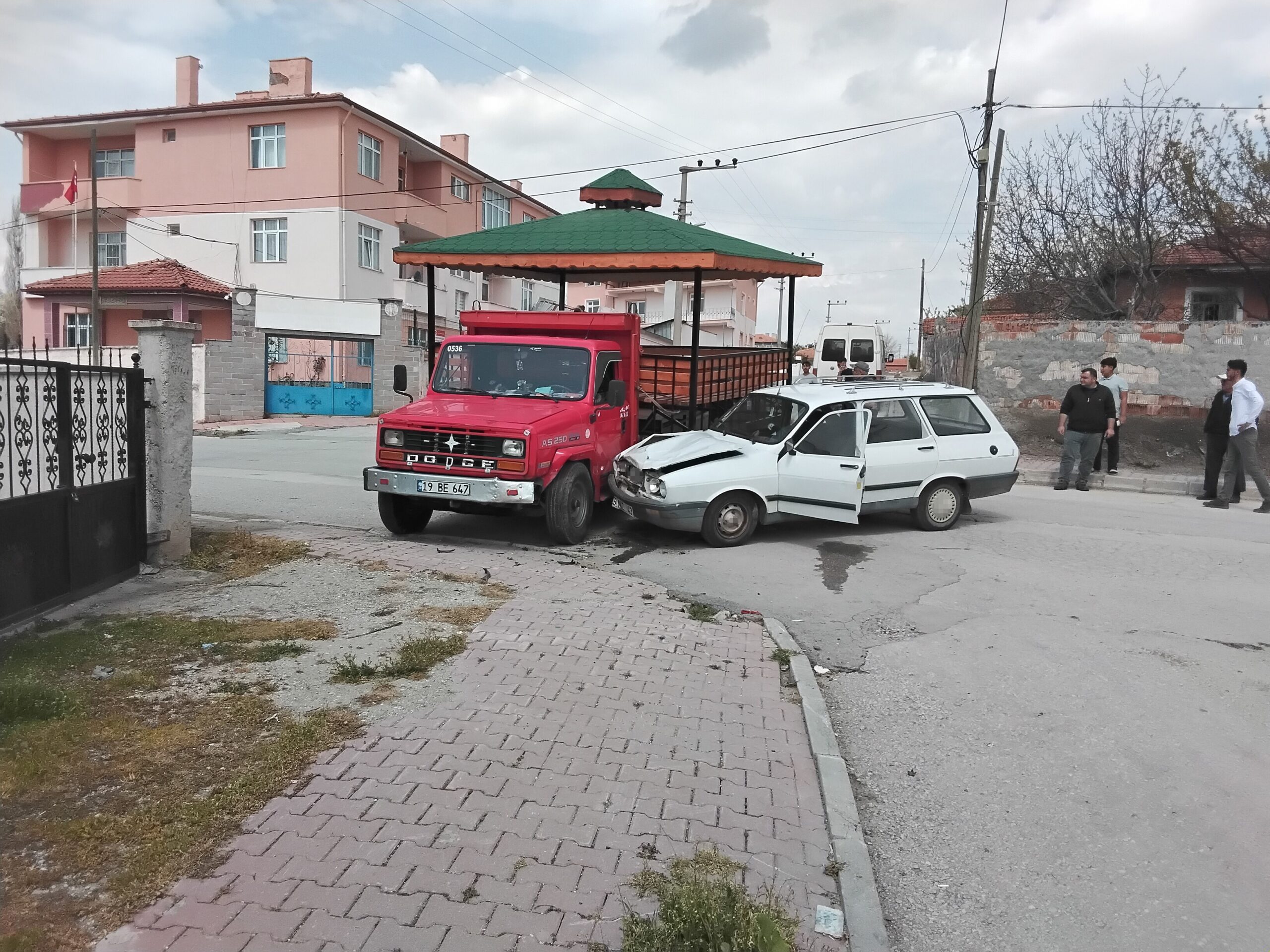 Çorum’un Alaca ilçesinde otomobil ile kamyonun kavşakta çarpışması sonucu meydana