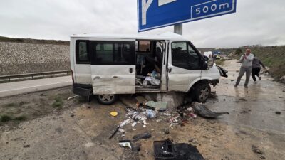 Ankara’nın Elmadağ ilçesinde seyir halindeki bir minibüsün karıştığı feci kazada