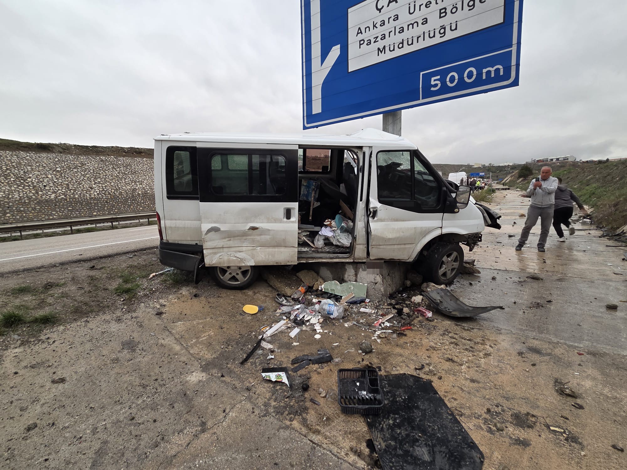 Ankara’nın Elmadağ ilçesinde seyir halindeki bir minibüsün karıştığı feci kazada