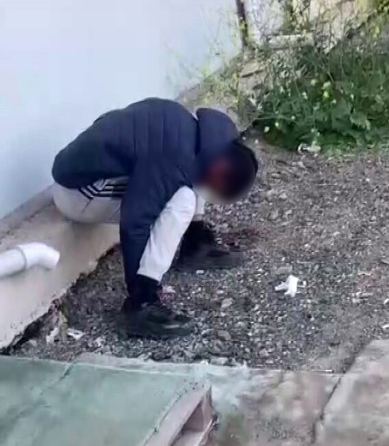 Hatay’ın Kırıkhan ilçesinde uyuşturucu madde kullanımı sonucu sokak ortasında donakalan