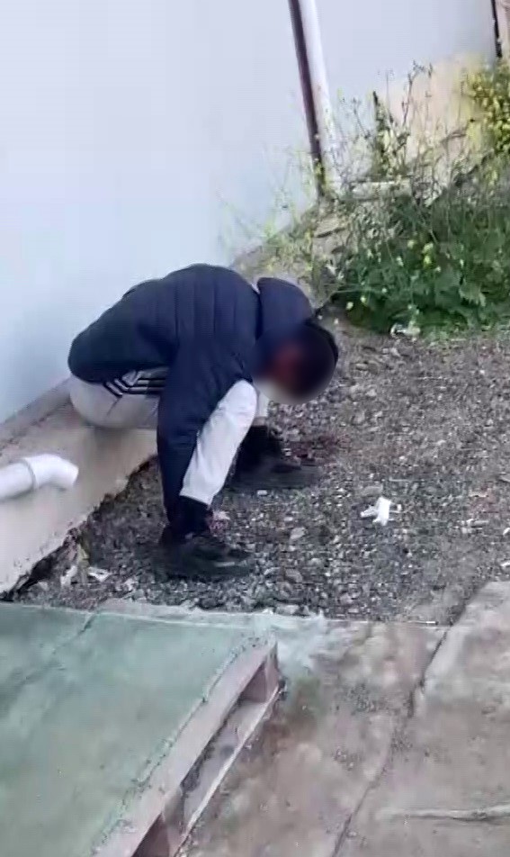 Hatay’ın Kırıkhan ilçesinde uyuşturucu madde kullanımı sonucu sokak ortasında donakalan