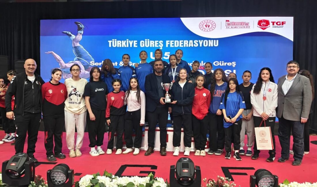 Kars’ta düzenlenen U15 Türkiye Güreş Şampiyonası'na damga vuran Afyonkarahisarlı sporcular,