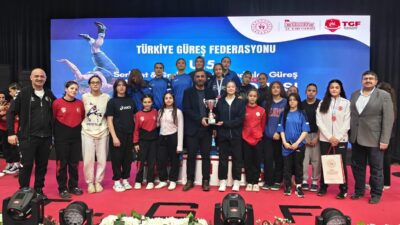 Kars’ta düzenlenen U15 Türkiye Güreş Şampiyonası'na damga vuran Afyonkarahisarlı sporcular,