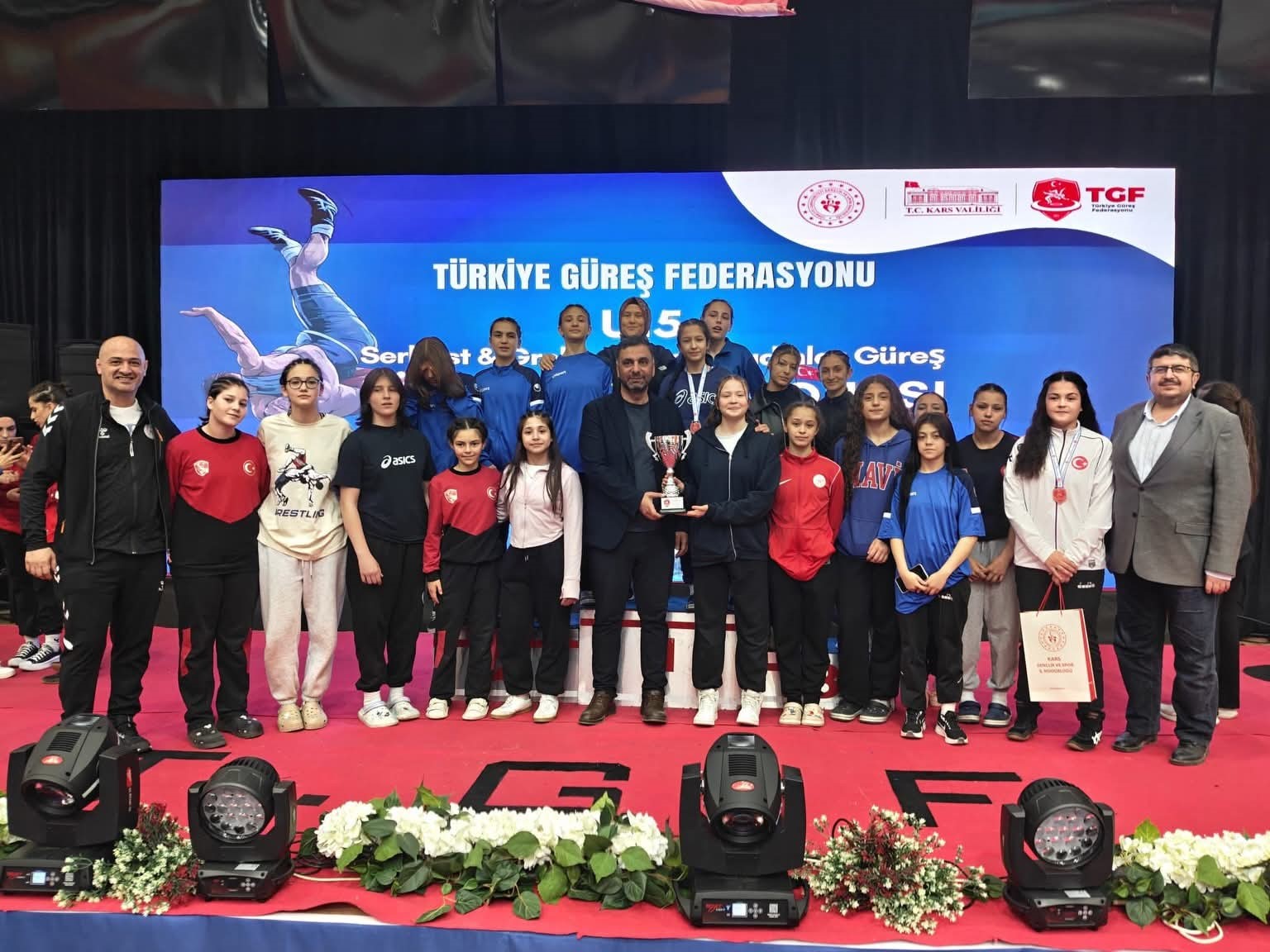 Kars’ta düzenlenen U15 Türkiye Güreş Şampiyonası'na damga vuran Afyonkarahisarlı sporcular,