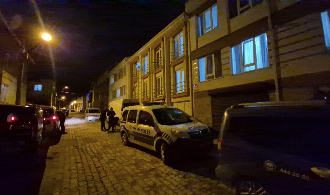 Yalnız yaşadığı evde yakınları tarafından hareketsiz halde bulunan yaşlı adamın