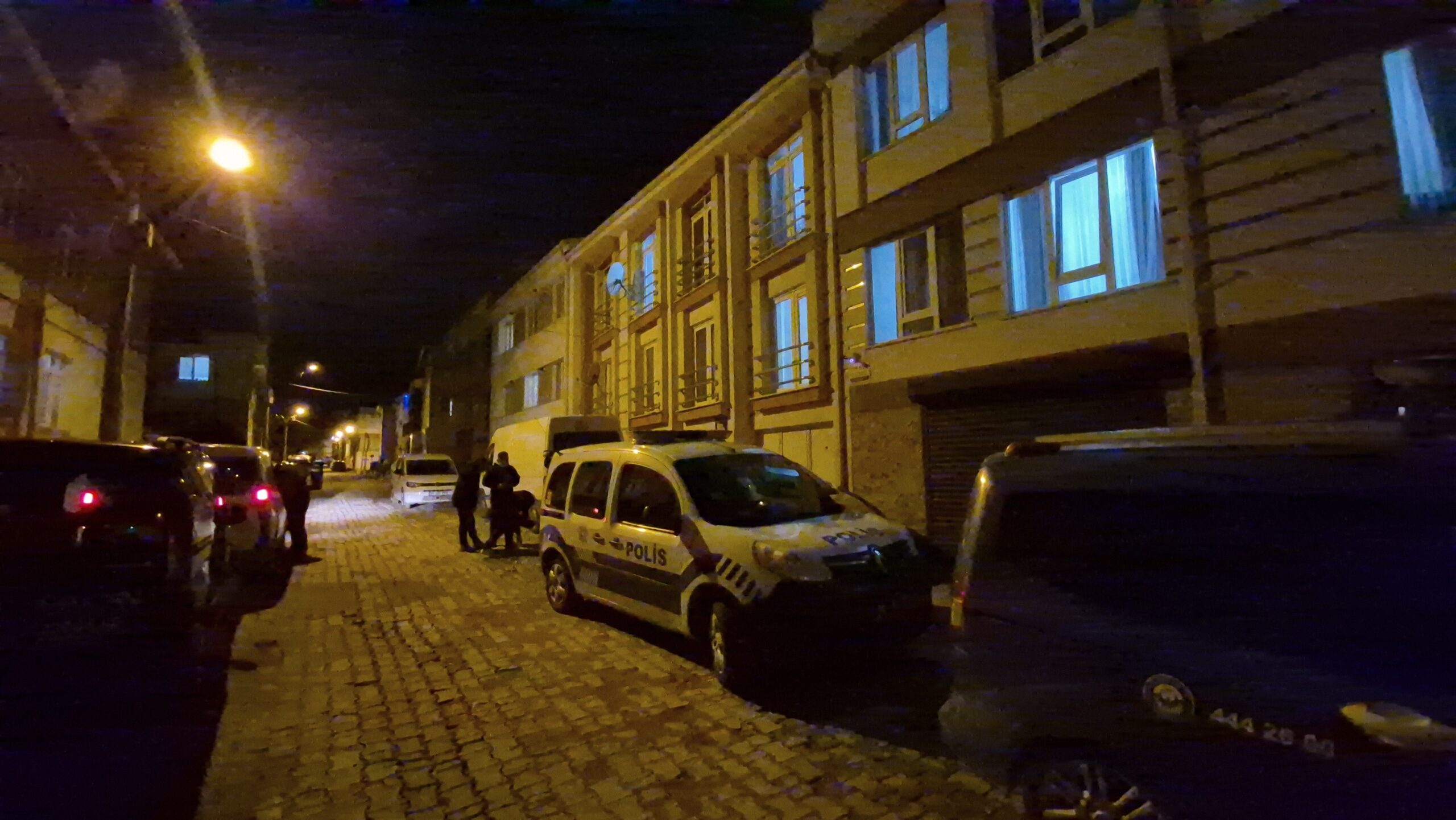 Yalnız yaşadığı evde yakınları tarafından hareketsiz halde bulunan yaşlı adamın
