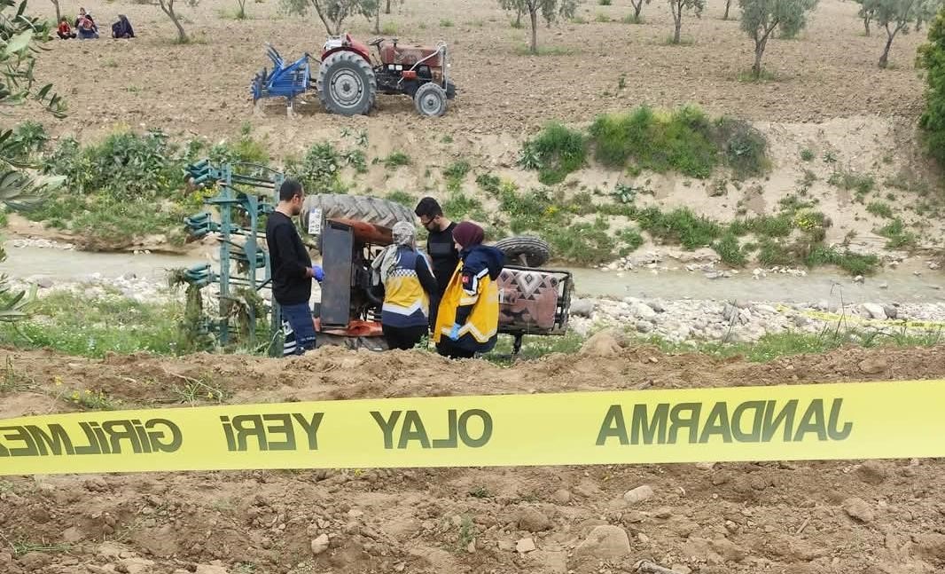 Kilis'in Beşenli köyünde tarlada çalışma yaparken devrilen traktörün altında kalan