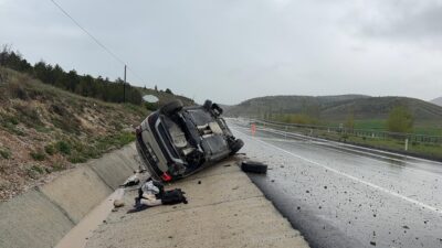 Emirdağ-Bolvadin karayolu üzerinde seyir halindeki bir otomobilin kontrolden çıkması sonucu