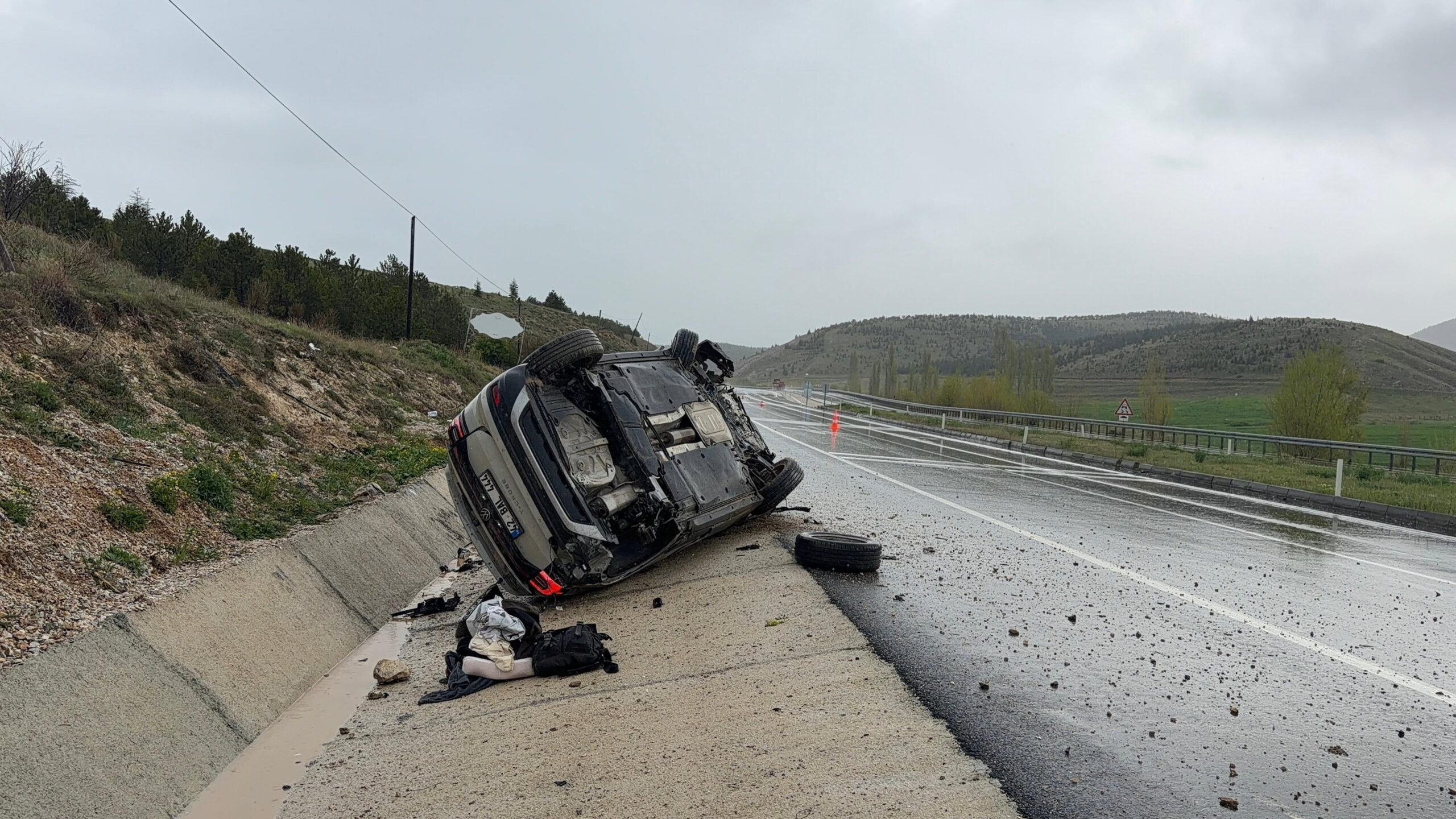 Emirdağ-Bolvadin karayolu üzerinde seyir halindeki bir otomobilin kontrolden çıkması sonucu