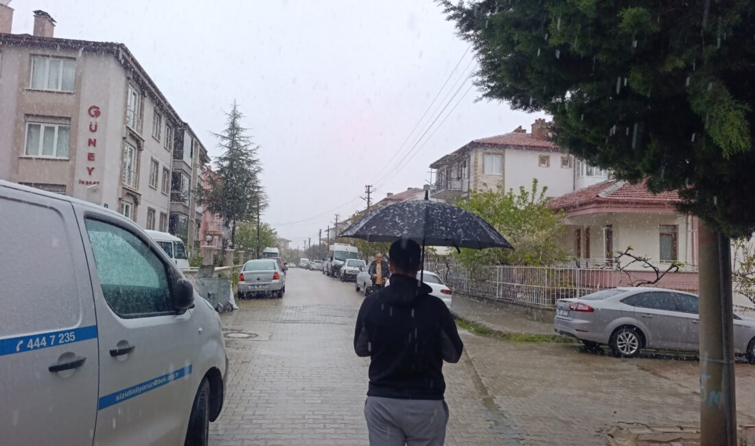 Afyonkarahisar’da meteorolojinin uyarılarının ardından beklenen yağışlı hava etkisini gösterdi. Sabahın