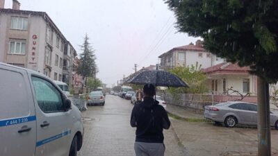 Afyonkarahisar’da meteorolojinin uyarılarının ardından beklenen yağışlı hava etkisini gösterdi. Sabahın