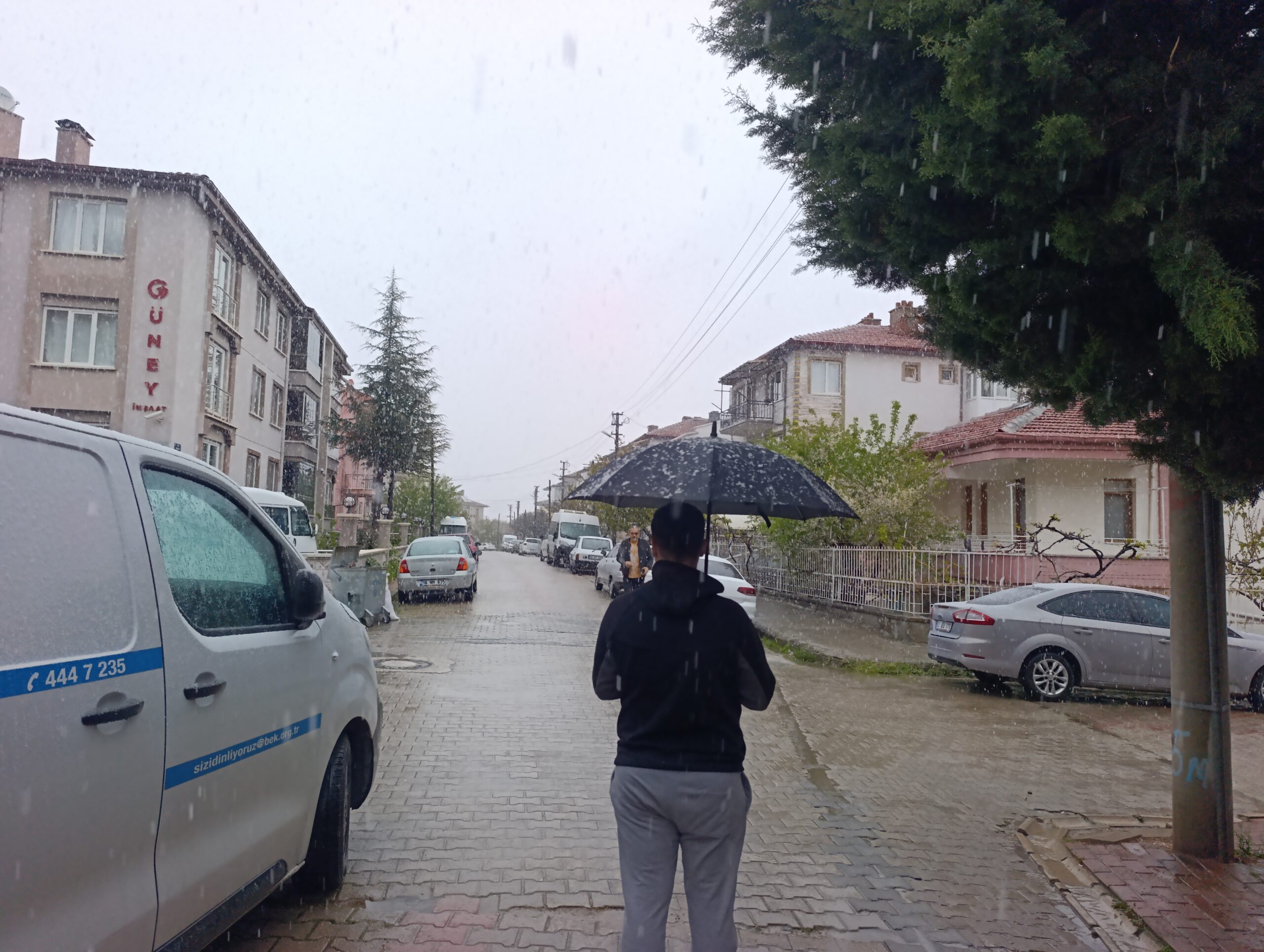 Afyonkarahisar’da meteorolojinin uyarılarının ardından beklenen yağışlı hava etkisini gösterdi. Sabahın