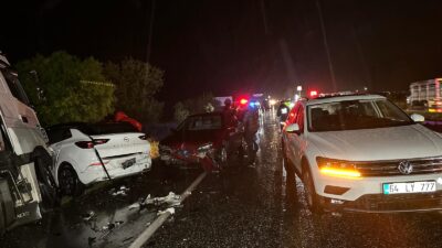 Uşak-İzmir karayolunda meydana gelen ve 7 aracın karıştığı zincirleme trafik
