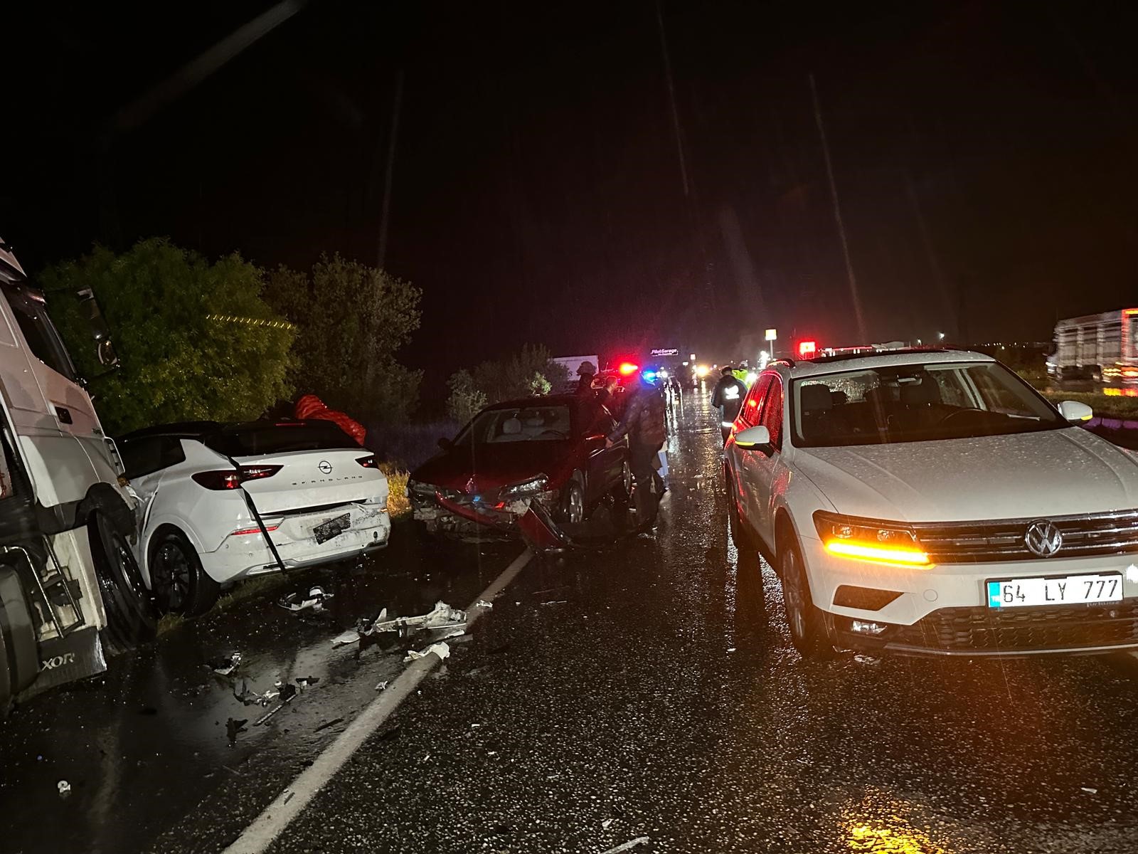 Uşak-İzmir karayolunda meydana gelen ve 7 aracın karıştığı zincirleme trafik
