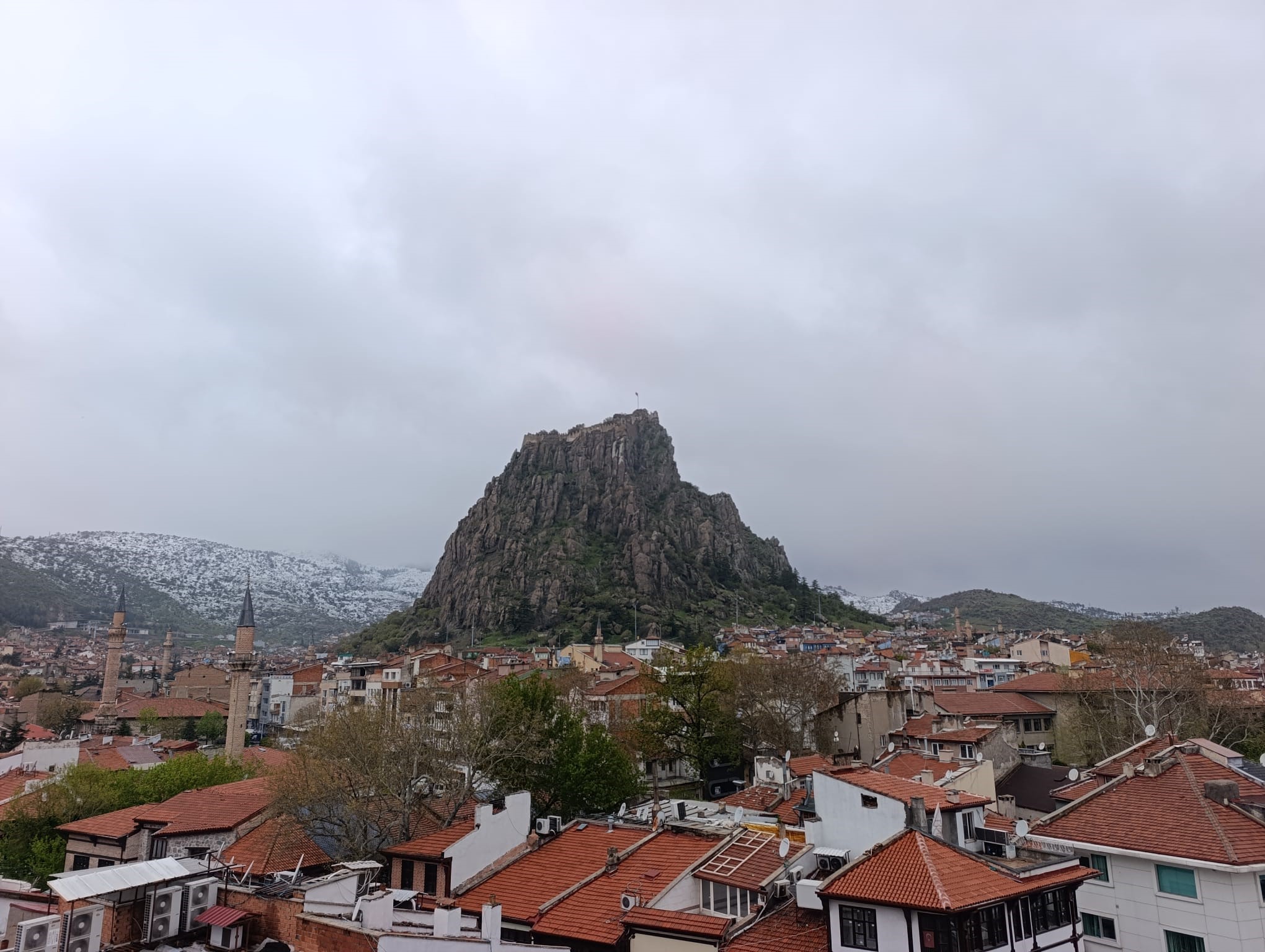 Afyonkarahisar’da aniden bastıran yağmur ve kar yağışı sonrası kara kış