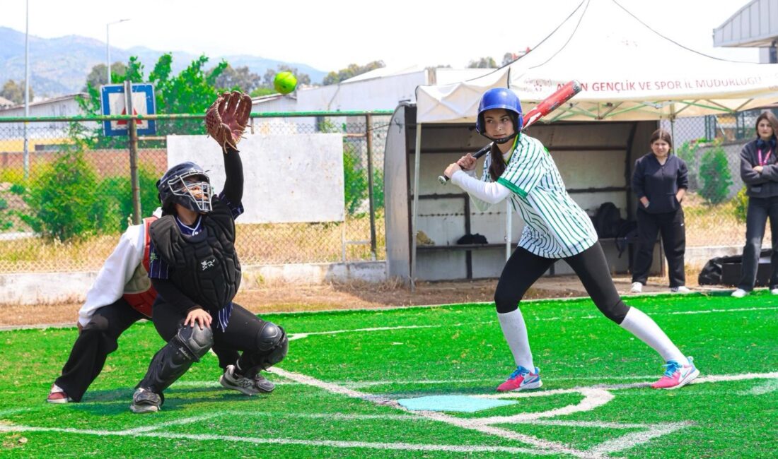 Aydın'ın ev sahipliğinde düzenlenen Softbol Küçükler-Yıldızlar (Kız) Türkiye Birinciliği müsabakaları,