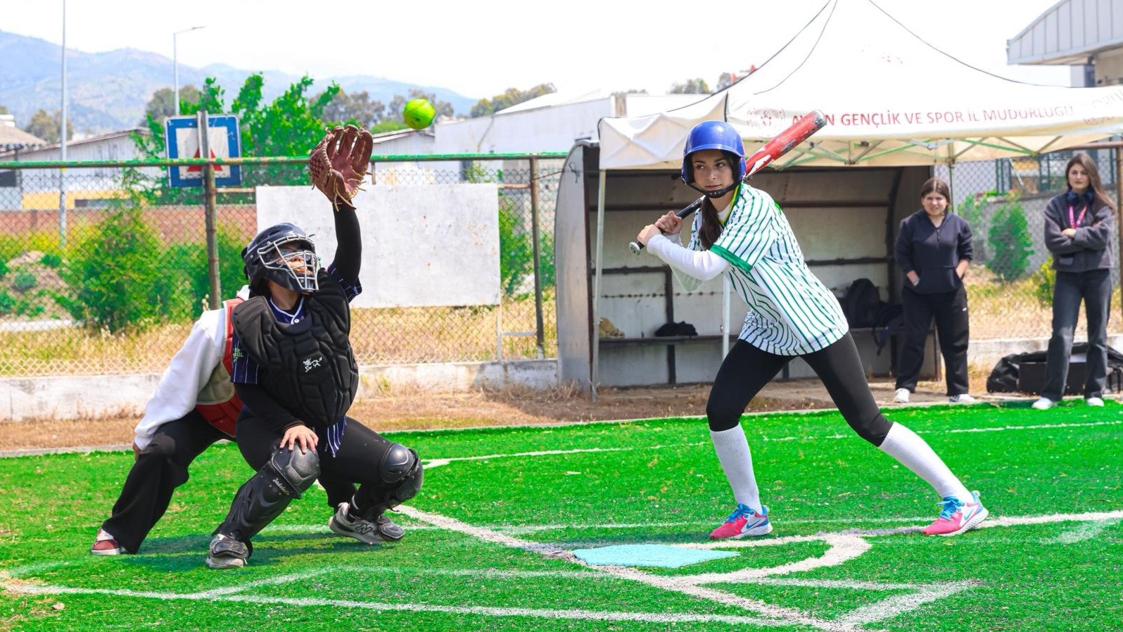 Aydın'ın ev sahipliğinde düzenlenen Softbol Küçükler-Yıldızlar (Kız) Türkiye Birinciliği müsabakaları,