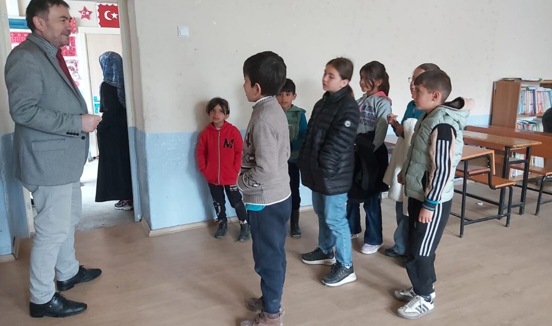 Afyonkarahisar’ın Emirdağ ilçesinde, yeni dönem kayıt süreci öncesinde öğrencilere yönelik