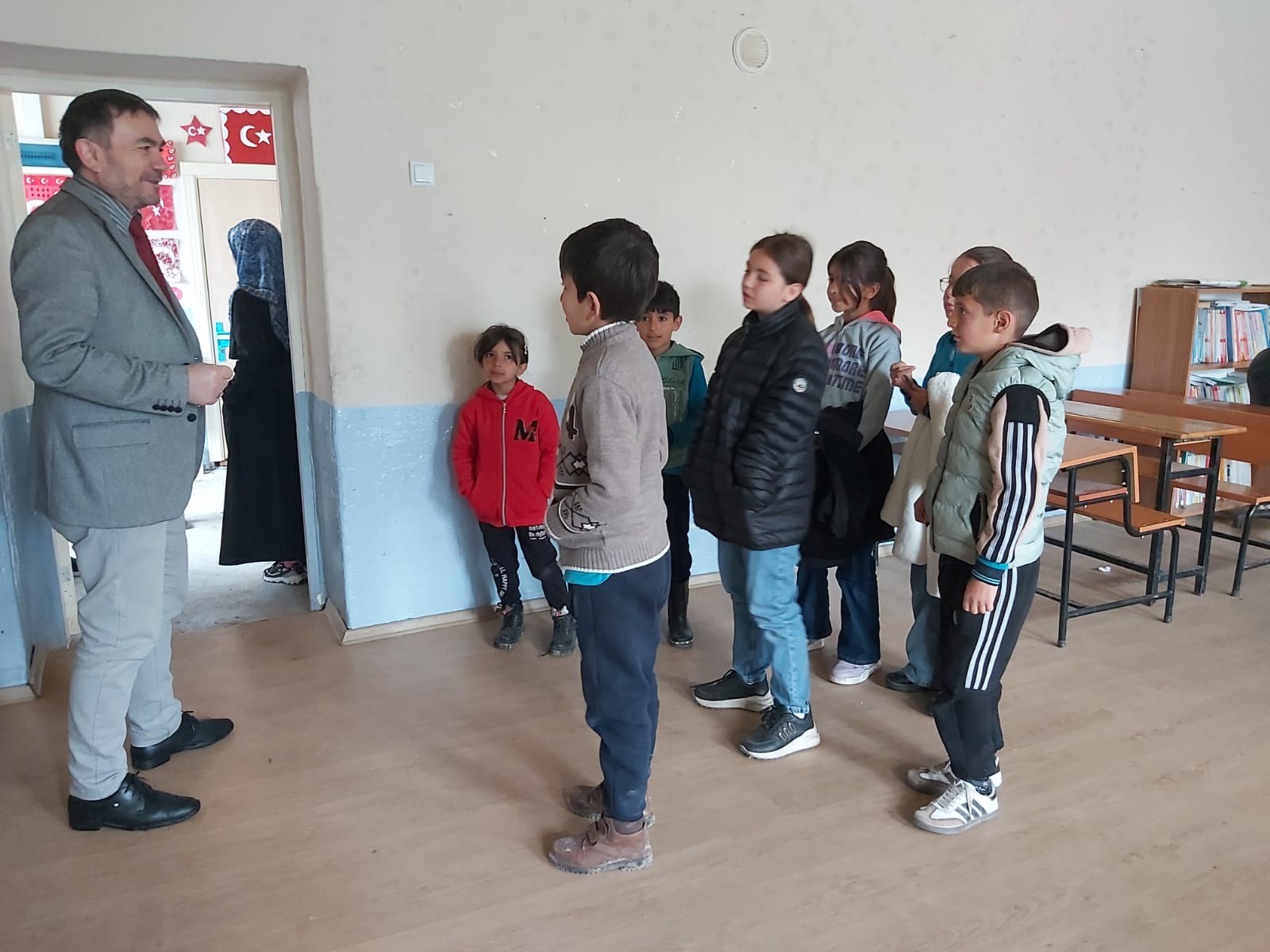 Afyonkarahisar’ın Emirdağ ilçesinde, yeni dönem kayıt süreci öncesinde öğrencilere yönelik