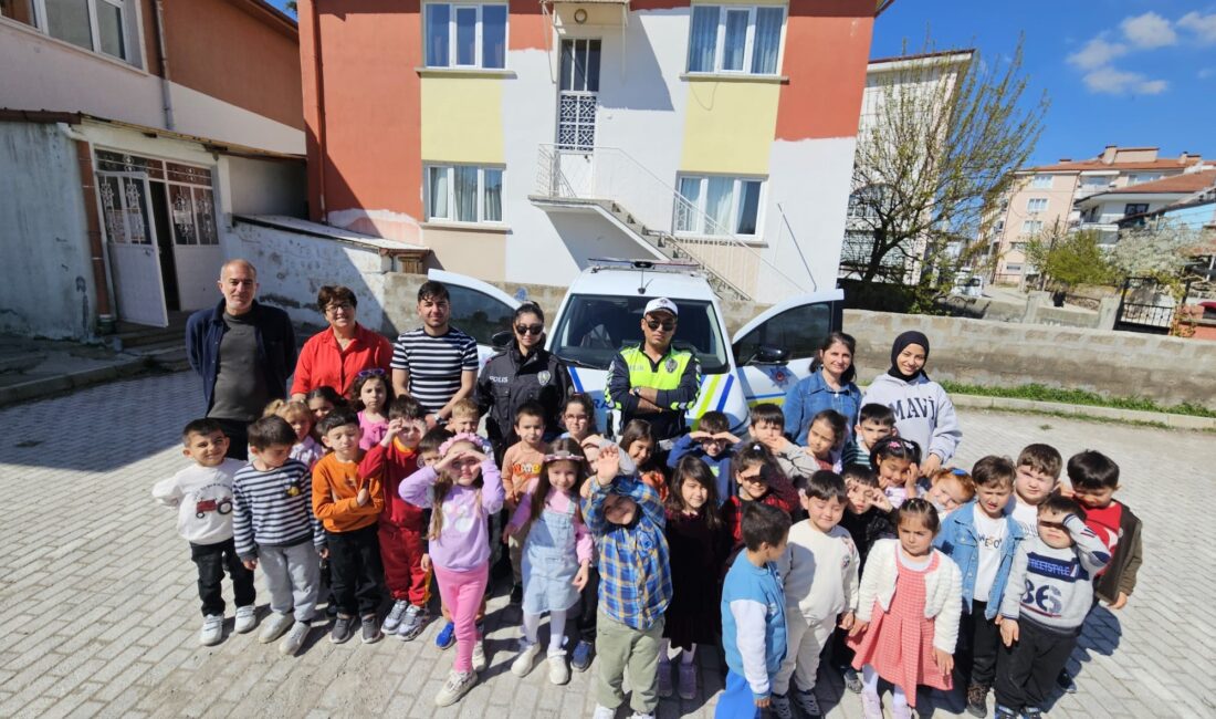Afyonkarahisar’ın Şuhut ilçesinde Trafik Haftası kapsamında düzenlenen etkinliklerle, geleceğin sürücüleri