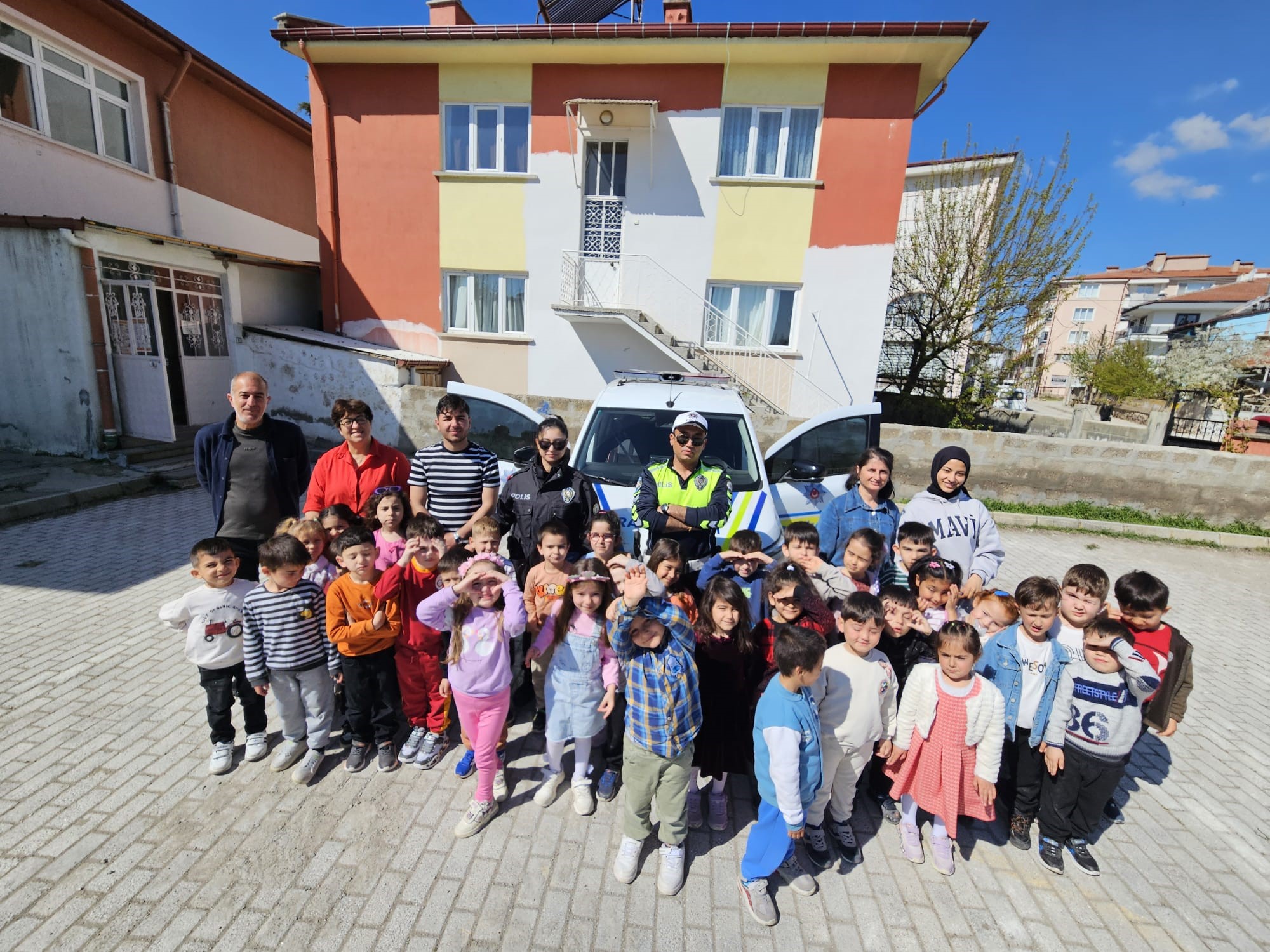 Afyonkarahisar’ın Şuhut ilçesinde Trafik Haftası kapsamında düzenlenen etkinliklerle, geleceğin sürücüleri