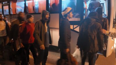 İzmir'in Foça ilçesi açıklarında yarı batık halde bulunan lastik bottaki