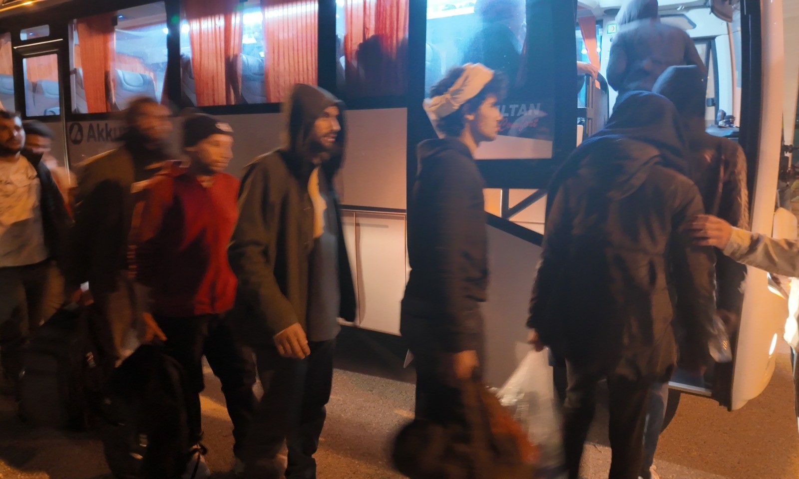 İzmir'in Foça ilçesi açıklarında yarı batık halde bulunan lastik bottaki