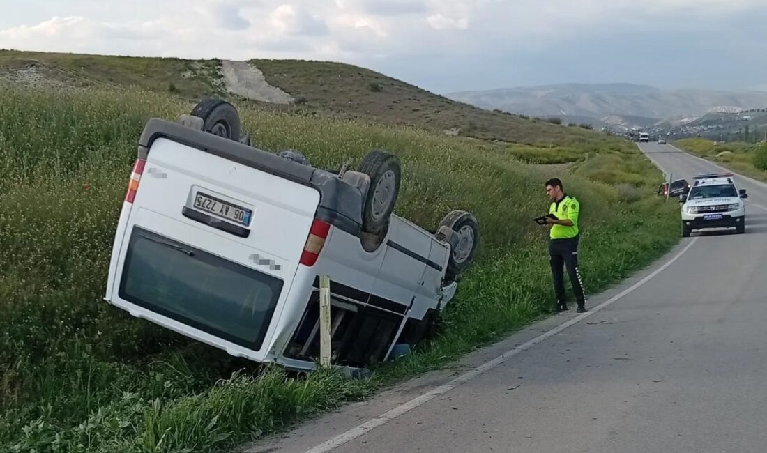 Ankara’nın Beypazarı ilçesinde kontrolden çıkarak devrilen minibüsün sürücüsü, kaldırıldığı hastanede