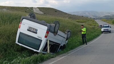 Ankara’nın Beypazarı ilçesinde kontrolden çıkarak devrilen minibüsün sürücüsü, kaldırıldığı hastanede