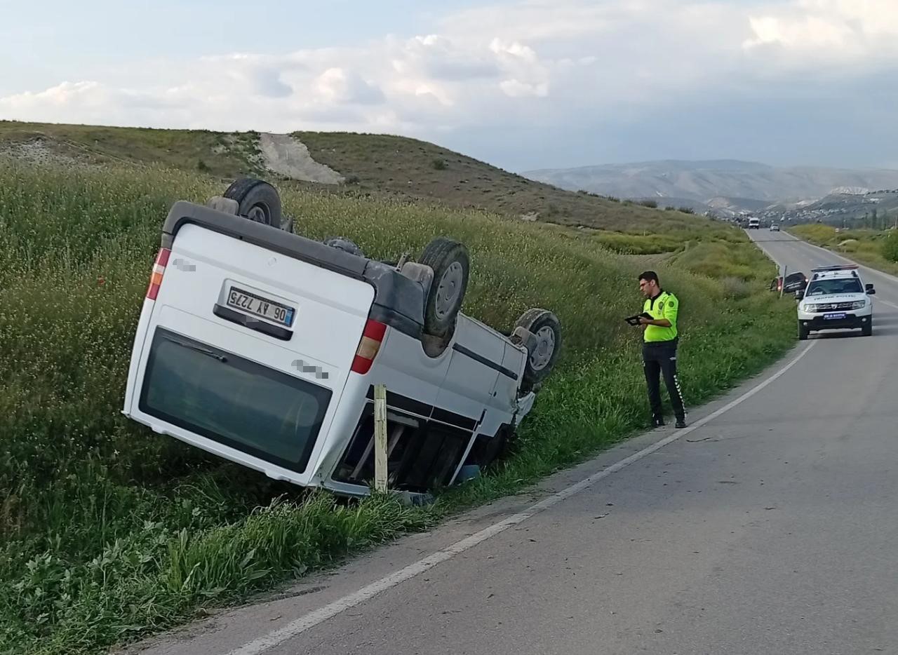Ankara’nın Beypazarı ilçesinde kontrolden çıkarak devrilen minibüsün sürücüsü, kaldırıldığı hastanede