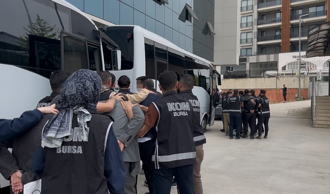 Bursa’da kıraathane görünümlü mekanlarda kurdukları kumar masalarıyla özellikle çiftçileri hedef