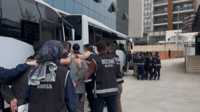 Bursa’da kıraathane görünümlü mekanlarda kurdukları kumar masalarıyla özellikle çiftçileri hedef