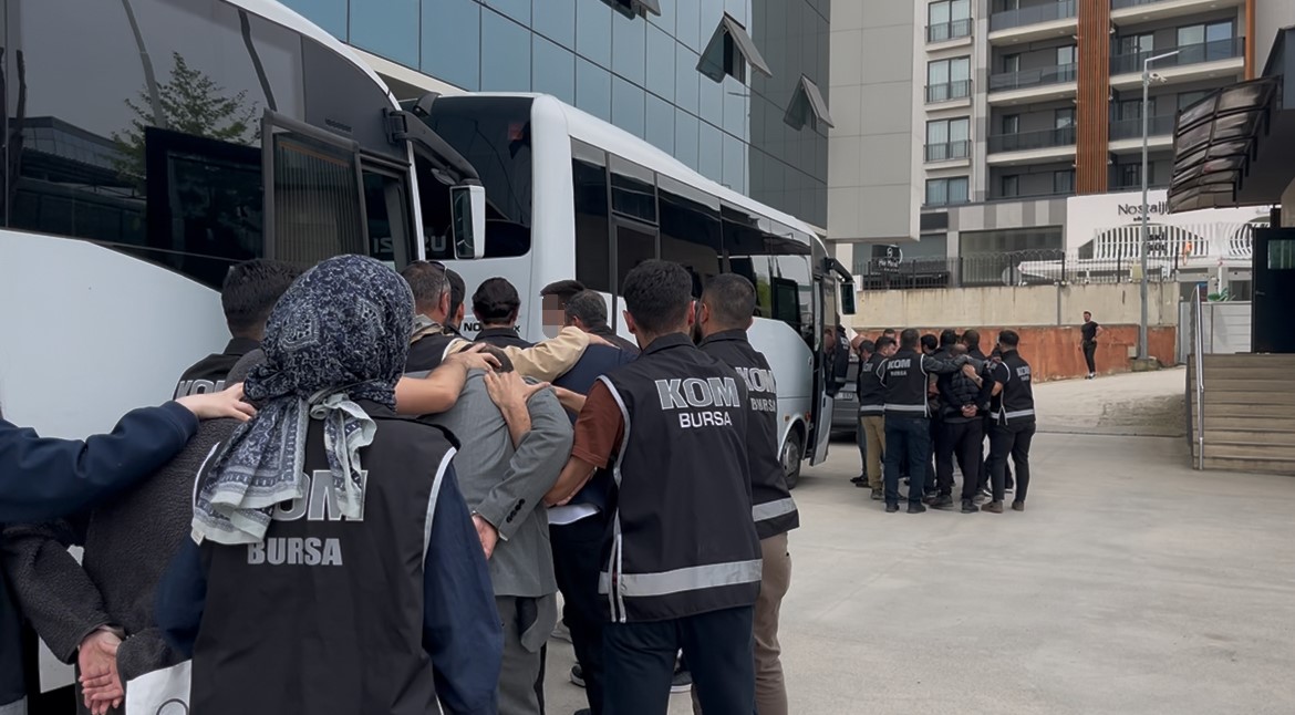 Bursa’da kıraathane görünümlü mekanlarda kurdukları kumar masalarıyla özellikle çiftçileri hedef