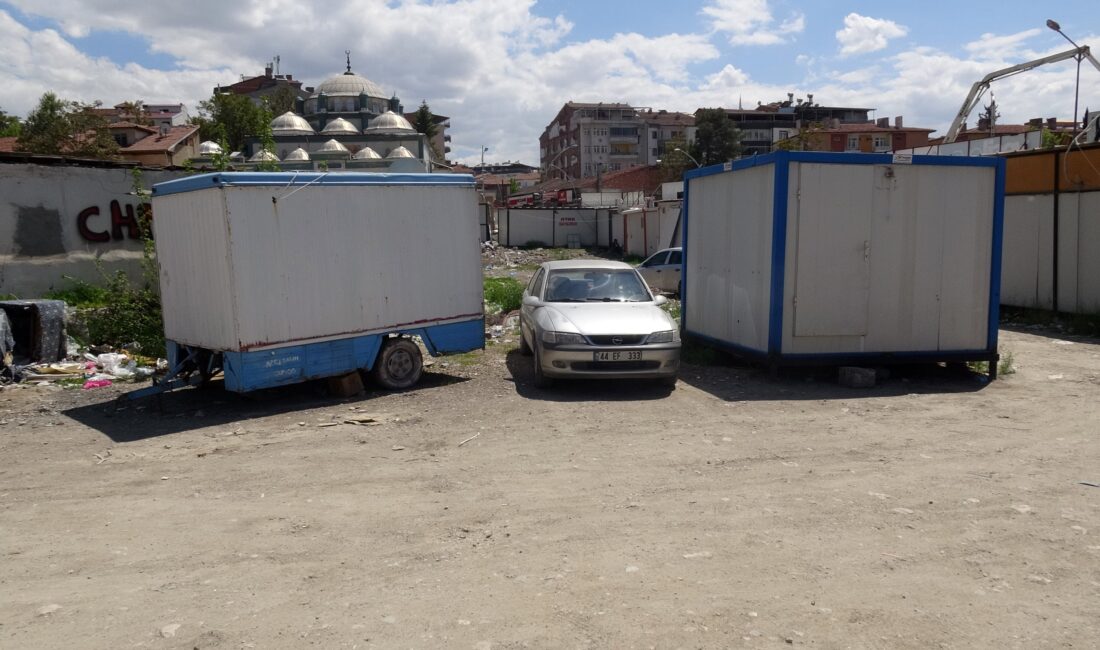 Malatya’da kaldığı konteyner tipi karavanda henüz belirlenemeyen bir nedenle düşerek
