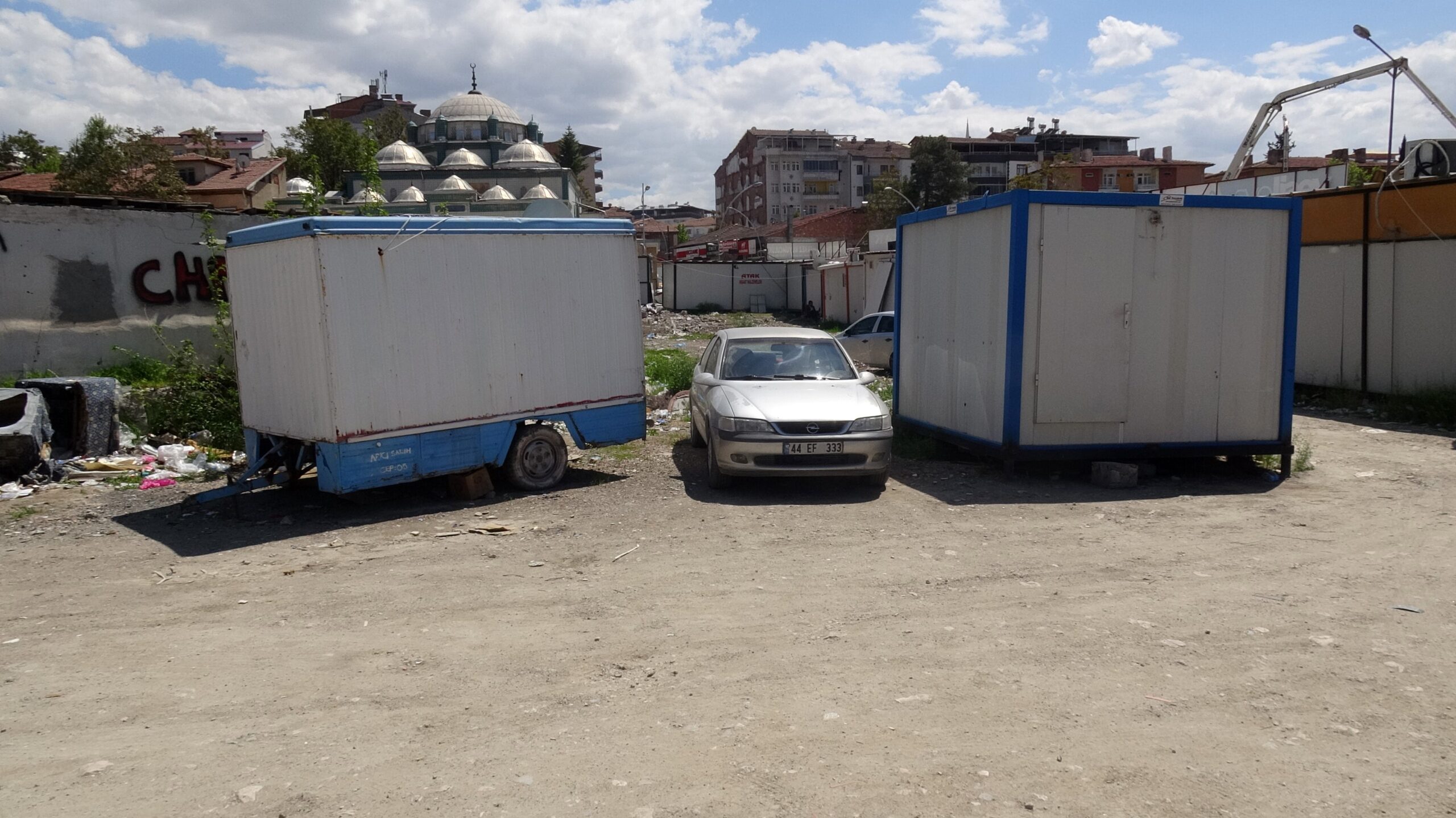 Malatya’da kaldığı konteyner tipi karavanda henüz belirlenemeyen bir nedenle düşerek