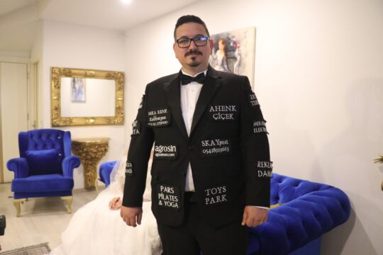 Denizli’de dünyaevine giren genç bir damat, son dönemde artan düğün