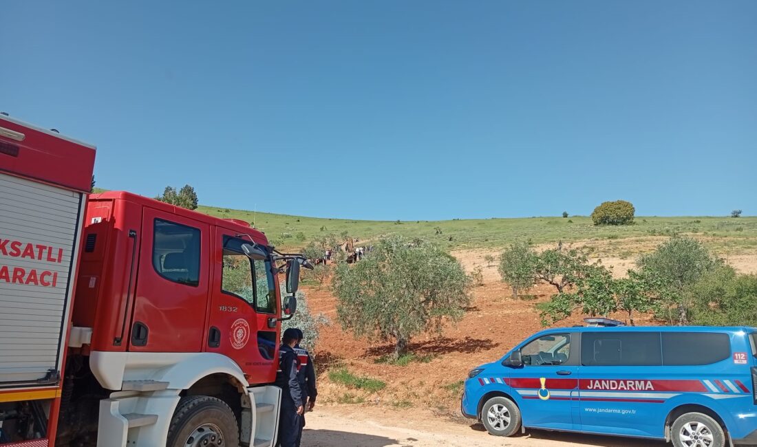 Gaziantep'in Nizip ilçesinde fıstık tarlasını sürdüğü esnada traktörün devrilmesi sonucu