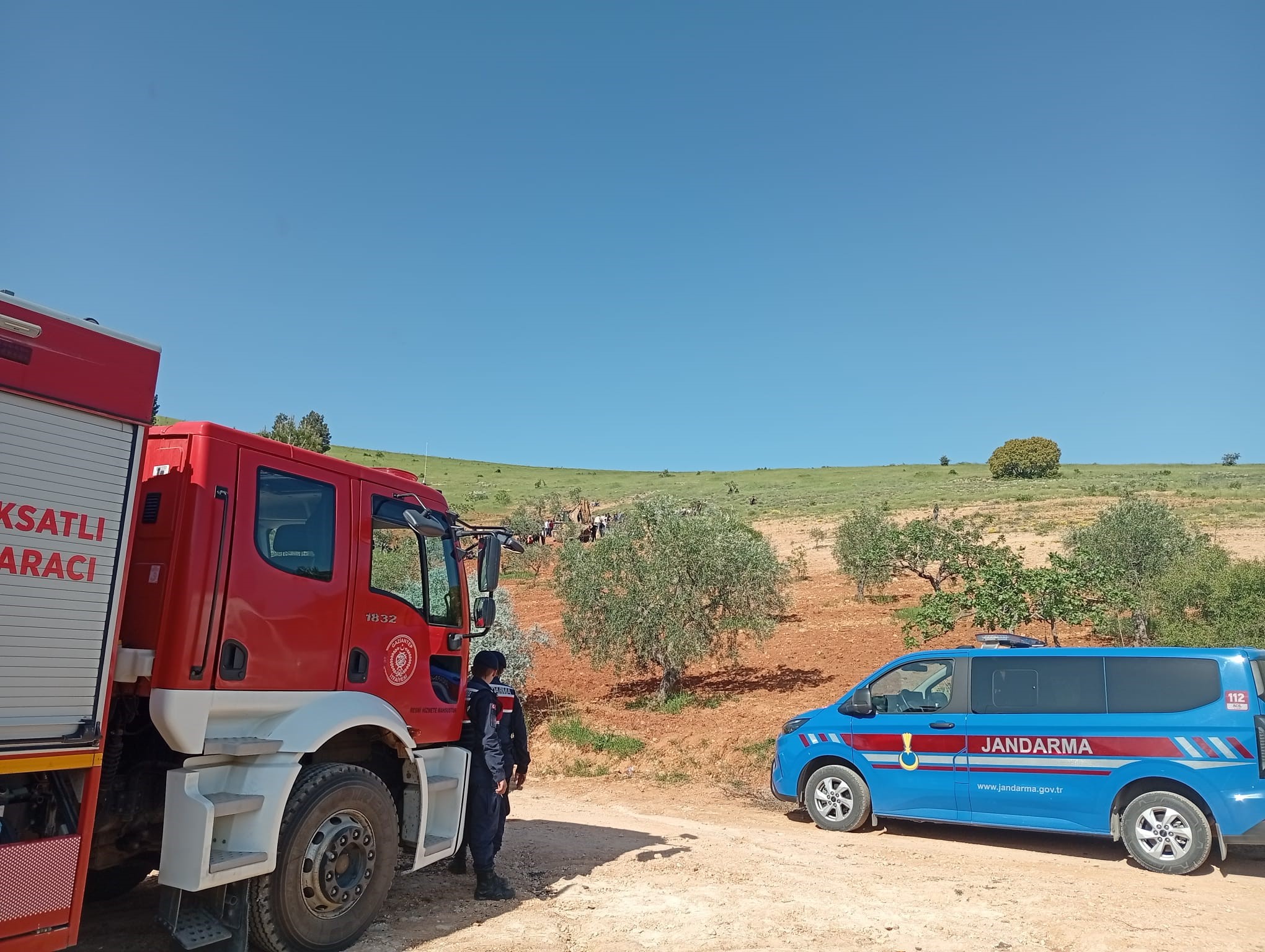 Gaziantep'in Nizip ilçesinde fıstık tarlasını sürdüğü esnada traktörün devrilmesi sonucu