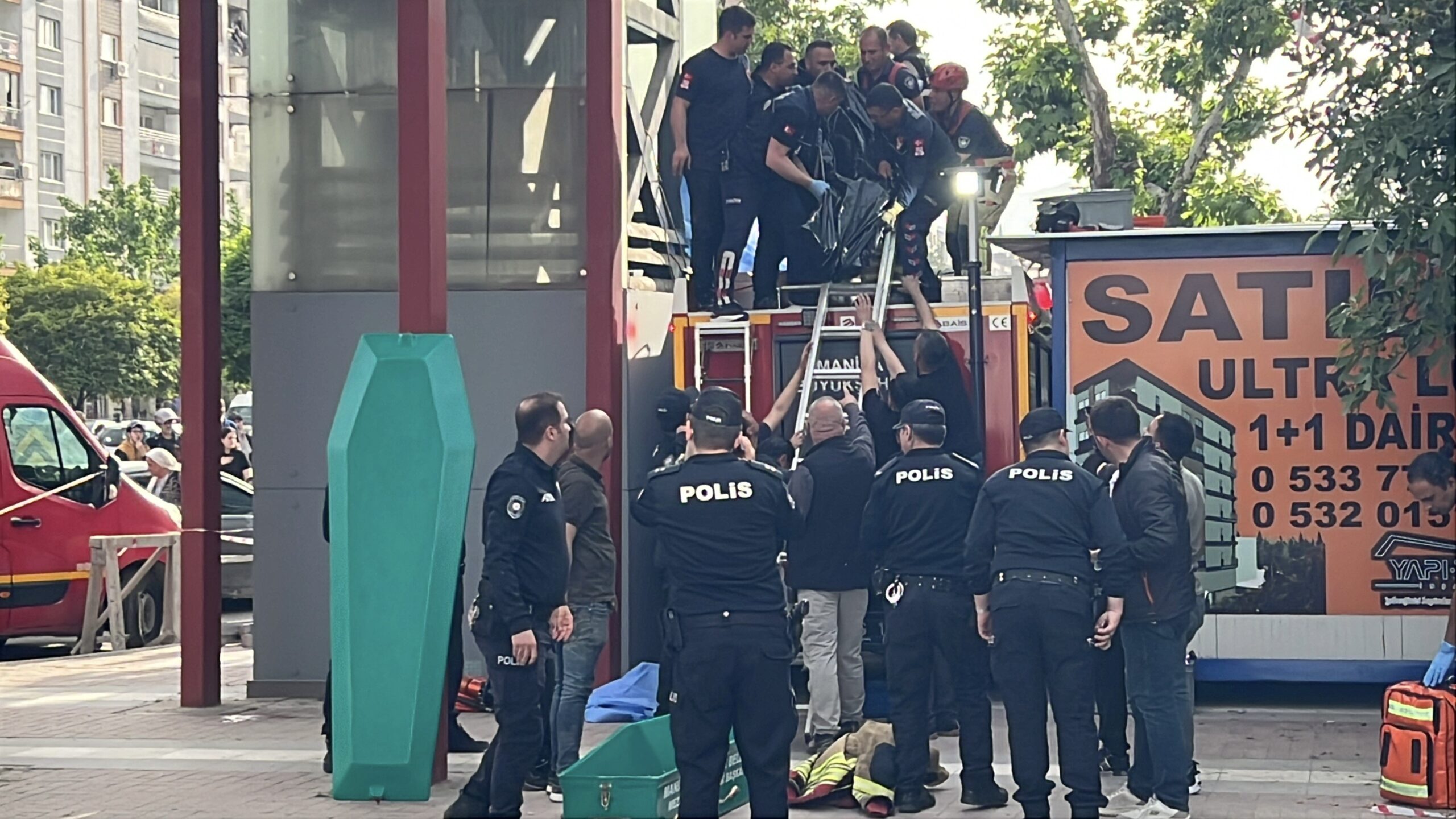 Manisa'nın Yunusemre ilçesinde yaya üst geçidinin asansöründe sıkışan 24 yaşındaki