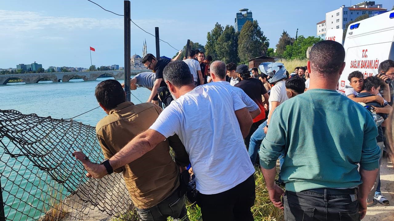 Adana’da arkadaşlarıyla birlikte nehre giren 17 yaşındaki Enes Kozak, akıntıya