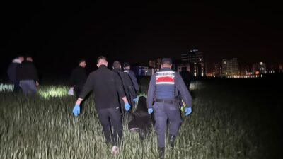 Uşak’ta sabah saatlerinde boş bir tarım arazisinde hareketsiz yatan bir