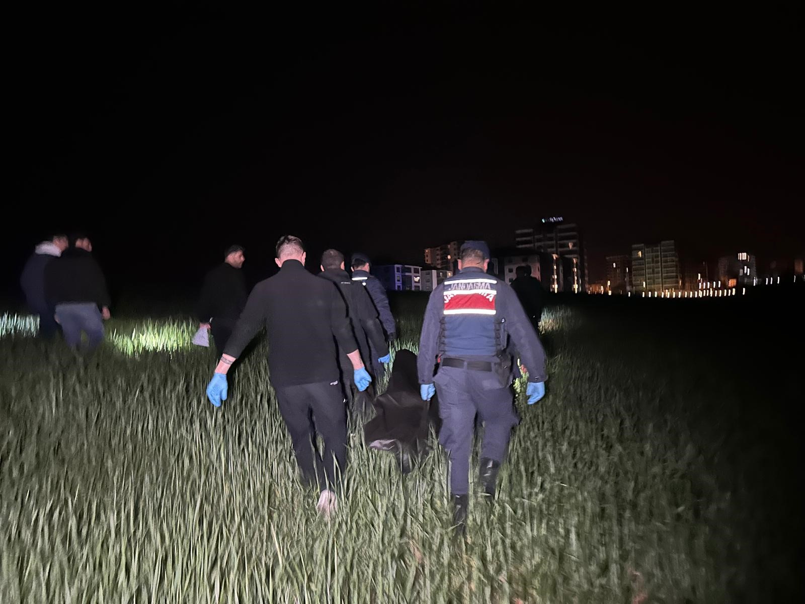 Uşak’ta sabah saatlerinde boş bir tarım arazisinde hareketsiz yatan bir
