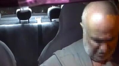 İzmir'in Karabağlar ilçesinde müşteri olarak bindiği taksinin şoförünü ücret ödeme