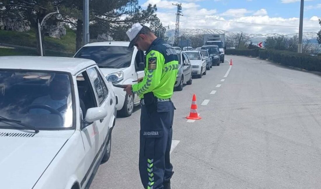 Afyonkarahisar'ın Sandıklı ilçesinde jandarma ekipleri tarafından yapılan huzur ve güvenlik