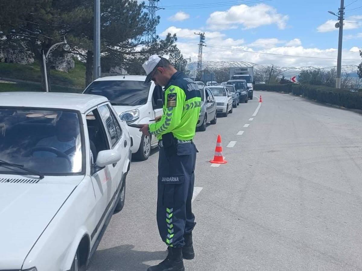 Afyonkarahisar'ın Sandıklı ilçesinde jandarma ekipleri tarafından yapılan huzur ve güvenlik