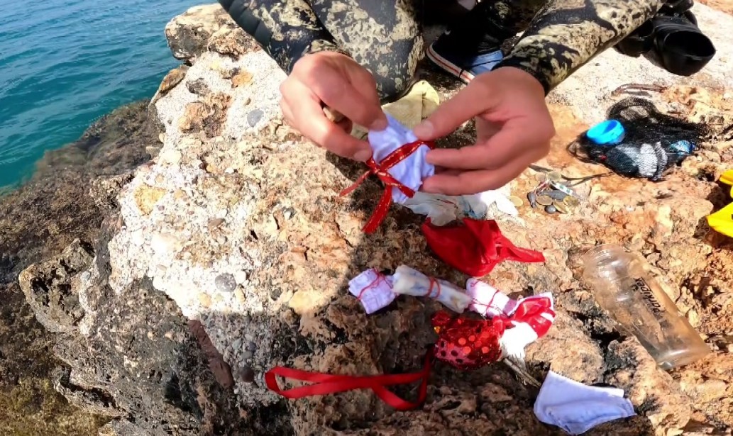 Antalya'da Hıdırellez gecesi denize atılan dilek kağıtları ve poşetler dalgıçlar