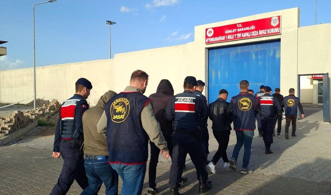Afyonkarahisar'da Jandarma Suç Araştırma Timi (JASAT) ekiplerinin yürüttüğü titiz çalışmalar