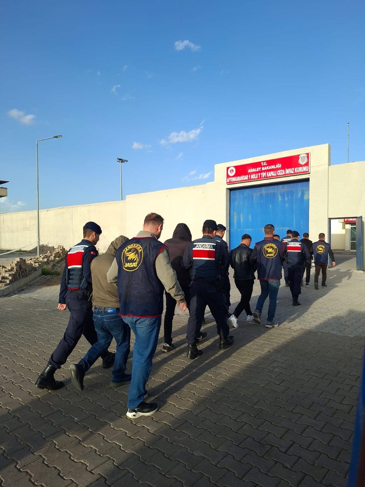 Afyonkarahisar'da Jandarma Suç Araştırma Timi (JASAT) ekiplerinin yürüttüğü titiz çalışmalar